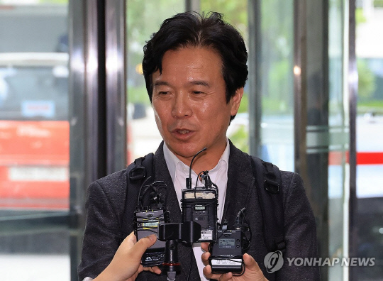 김영훈 고용노동부 장관 후보자가 지난 24일 인사청문회 준비 사무실이 위치한 서울 중구 서울지방고용노동청으로 들어서며 기자의 질문에 답하고 있다. 연합뉴스